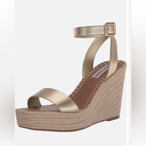 Steve Madden upstage wedge sandal size 7 - gold leather